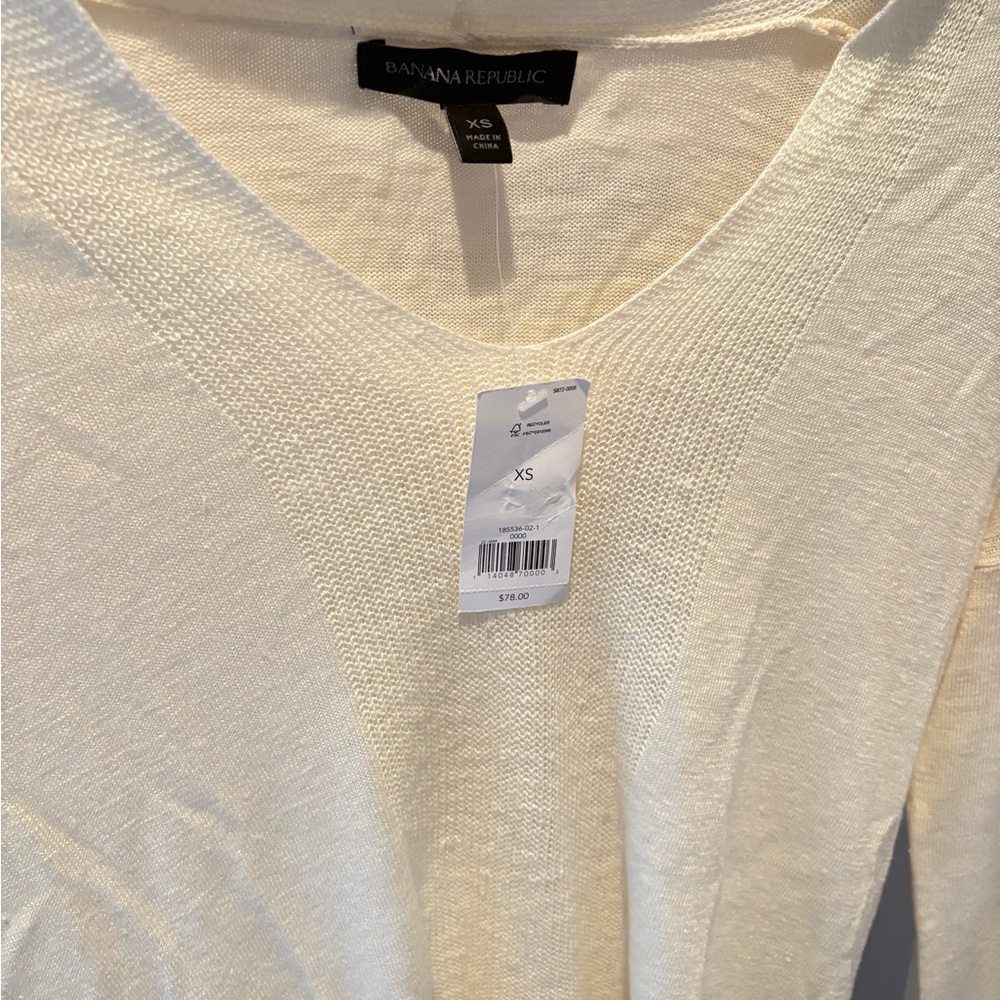 NWT! Light Weight Banana Republic Women's Cream V-Neck Sweater Top